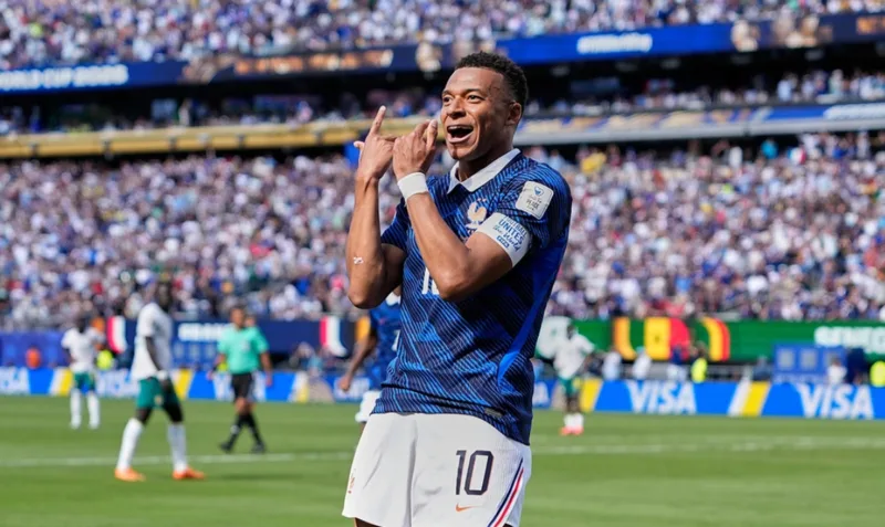 Áo số 10 của Mbappé tại tuyển Pháp thể hiện vai trò ngôi sao tấn công có khả năng bùng nổ trong những thời điểm quan trọng.